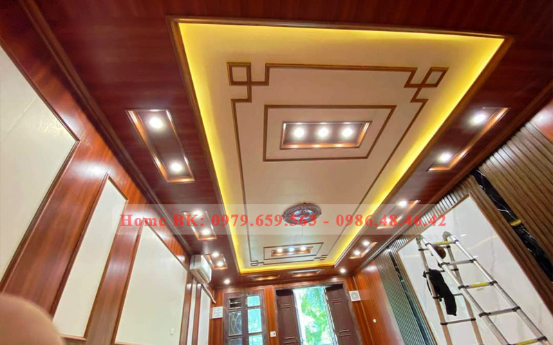 Ốp nhựa giả gỗ phòng khách đẹp hiện nay