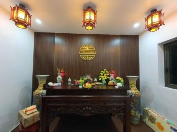 Vách bàn thờ đẹp, trang trọng hơn nhờ sử dụng tấm ốp tường pvc